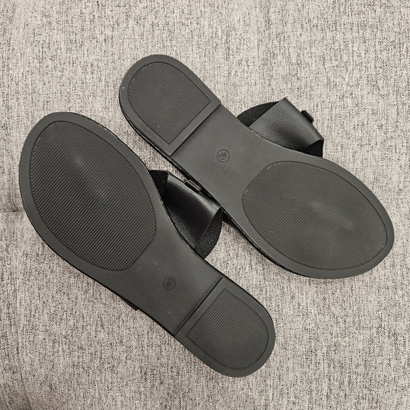 Women's Black Gold Buckle Sandal Flip Flop Shoes. New Without Tags. SIZE 8 - Picture 4 of 5